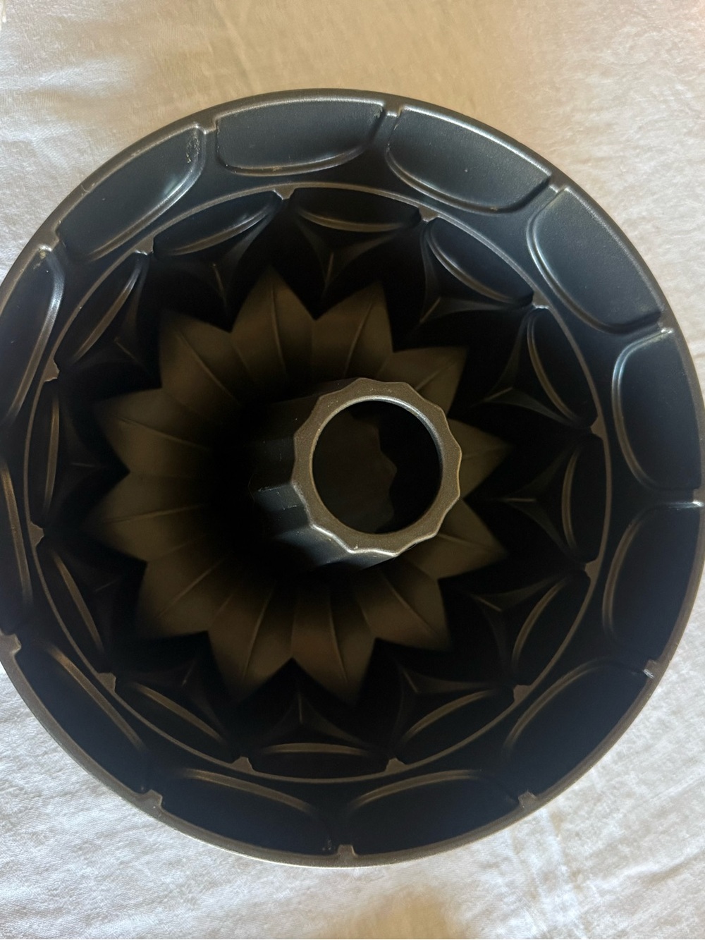 Vintage Kaiser Bakeware Flora 9 inch Bundt Cake Form Pan - Picture 5 of 9